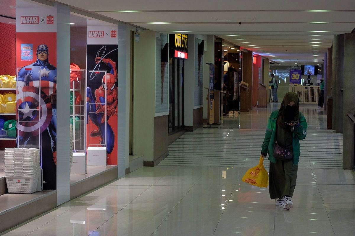 Pengunjung di pusat perbelanjaan, Denpasar, Bali, Selasa (10/8/2021). ANTARA FOTO/Nyoman Hendra Wibowo