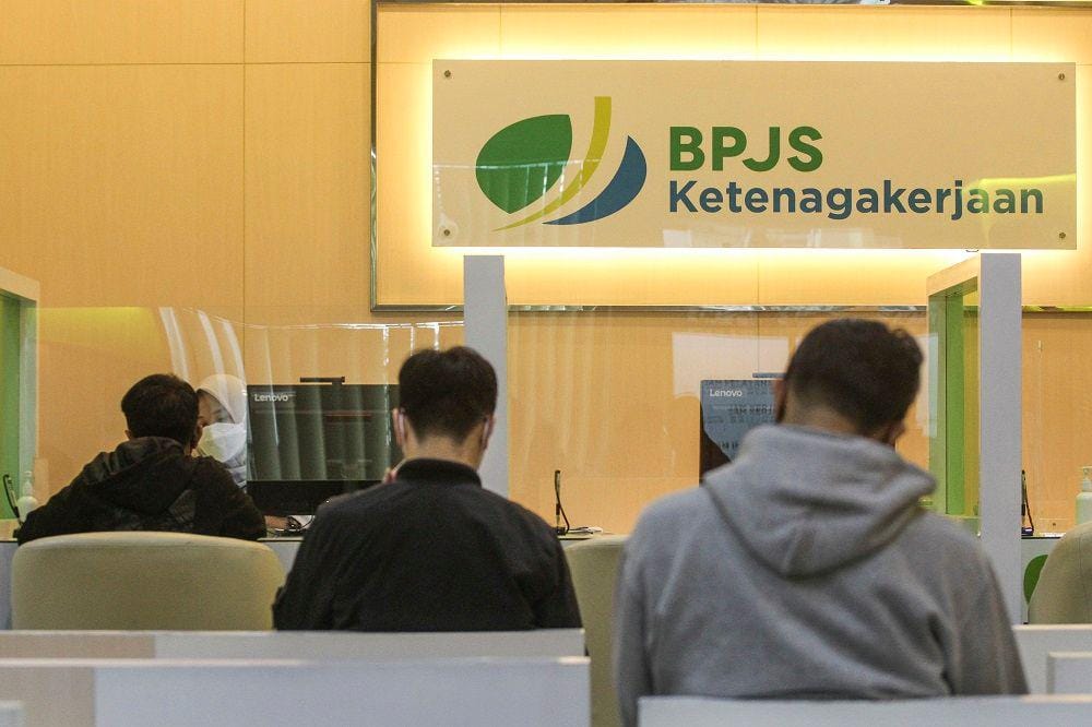 Nasabah melakukan pencairan dana Jaminan Hari Tua (JHT) di Kantor BPJS Ketenagakerjaan Cabang Sudirman, Jakarta, Senin (14/2/2022). ANTARA FOTO/Asprilla Dwi Adha