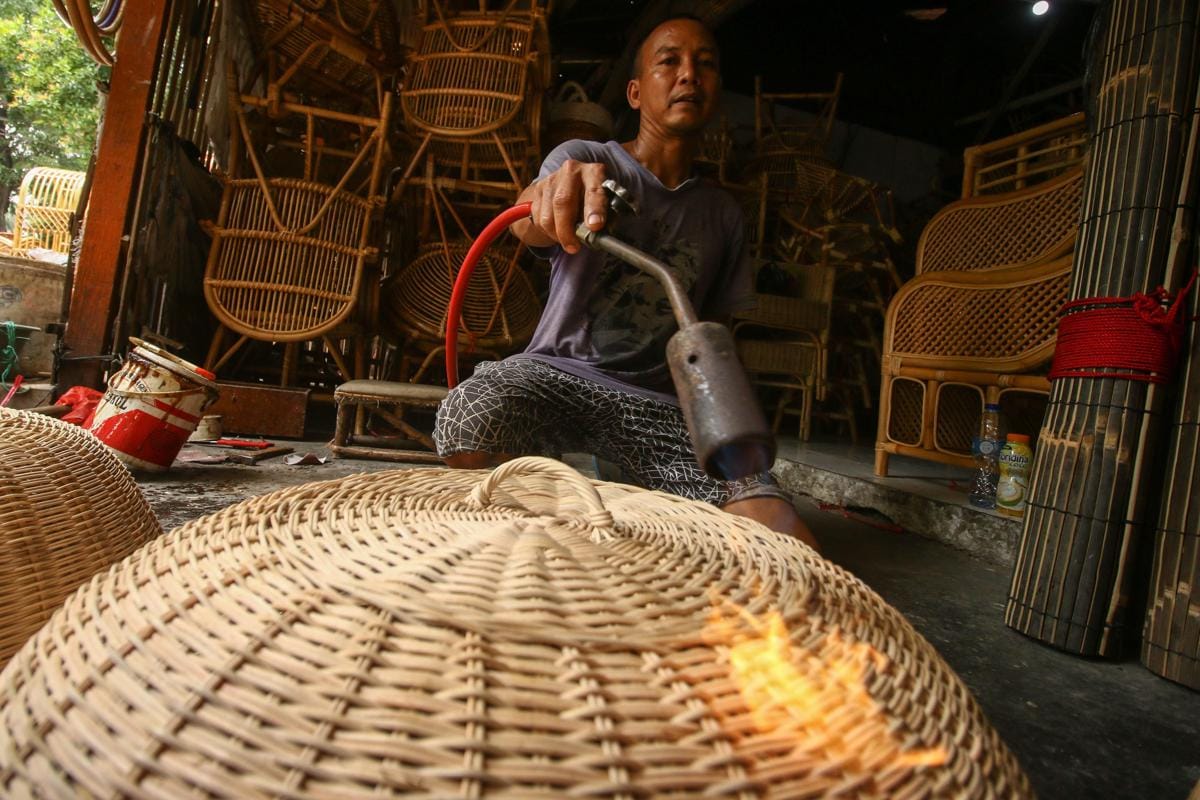 Perajin memproduksi kerajinan dari rotan di Sentra Rotan, Jakarta, Kamis (14/10/2021). ANTARA FOTO/Rivan Awal Lingga/aww.