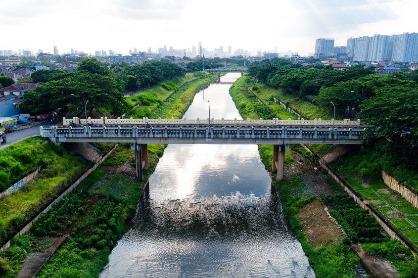 Banjir Kanal Timur. (ShutterStock/AMAStudio)