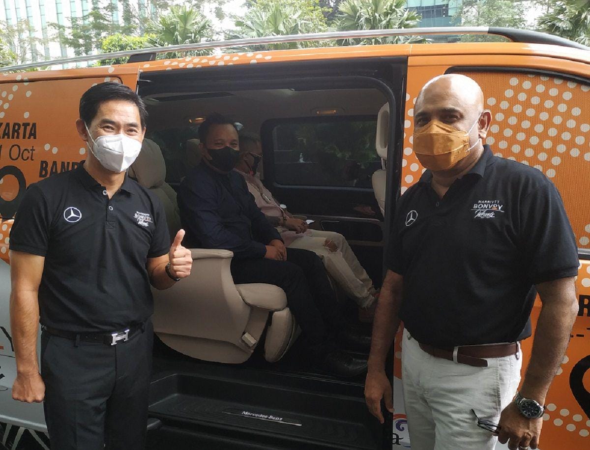 CEO Marriot Indonesia dan CEO Mercedes-Benz Indonesia siap memberangkatkan Chef Lukman dan Dimas Mamahit dalam program Marriot Bonvoy on Wheels (30/9). (FORTUNEIDN)