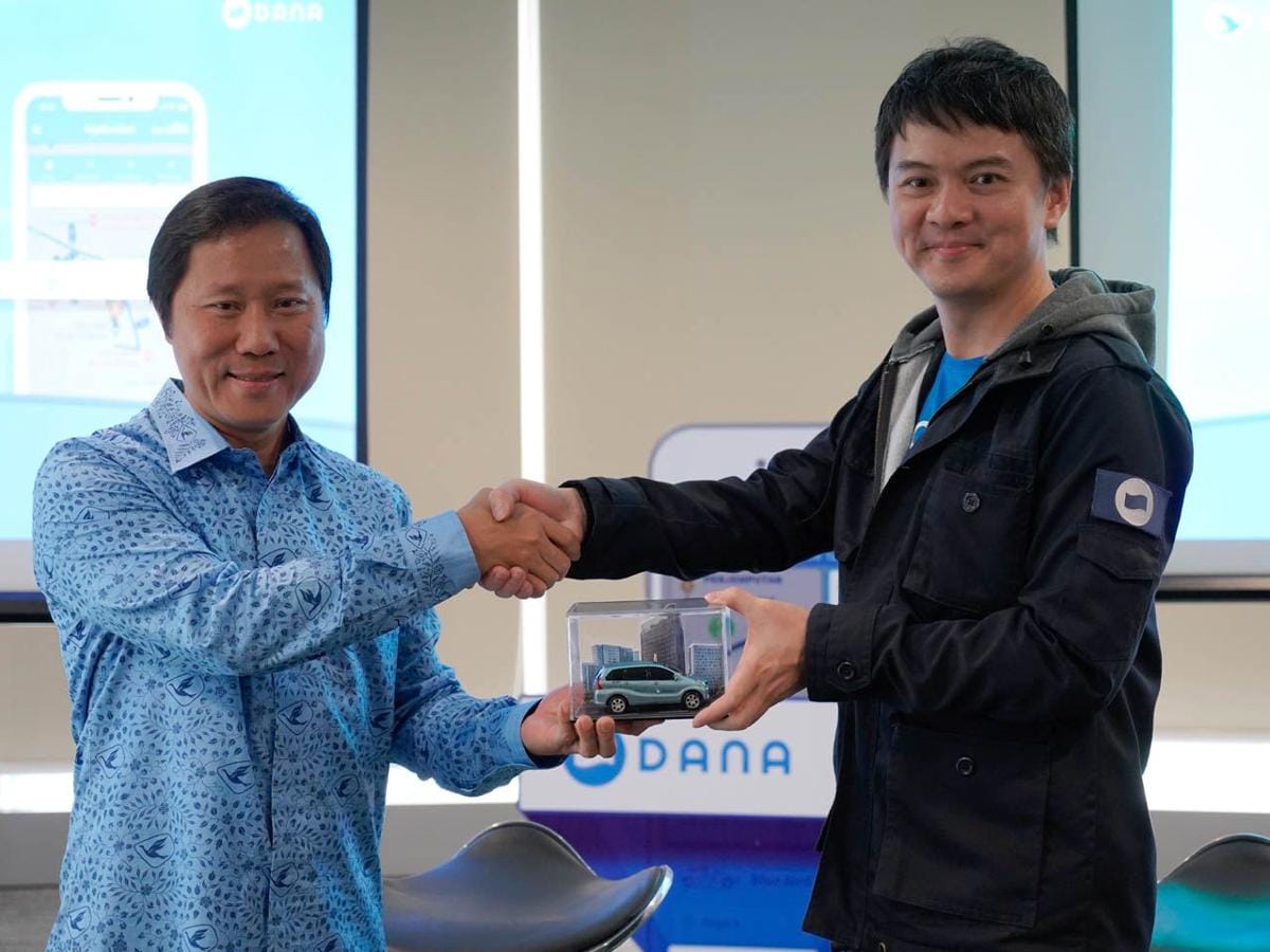 Direktur Utama PT Blue Bird Tbk., Sigit Djokosoetono (kiri). (dok.Bluebird)