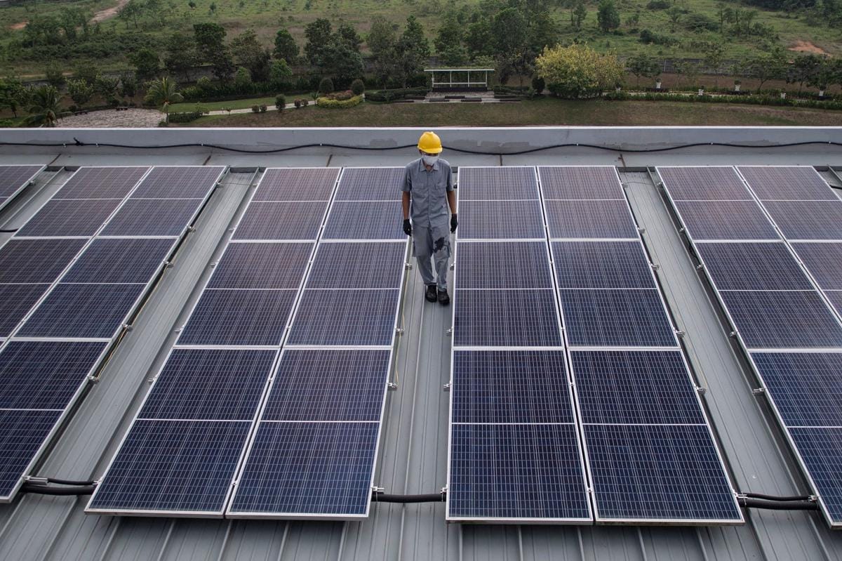 Panel surya di PLTS Hotel Santika Premiere, Palembang. (ANTARAFOTO/Nova Wahyudi)