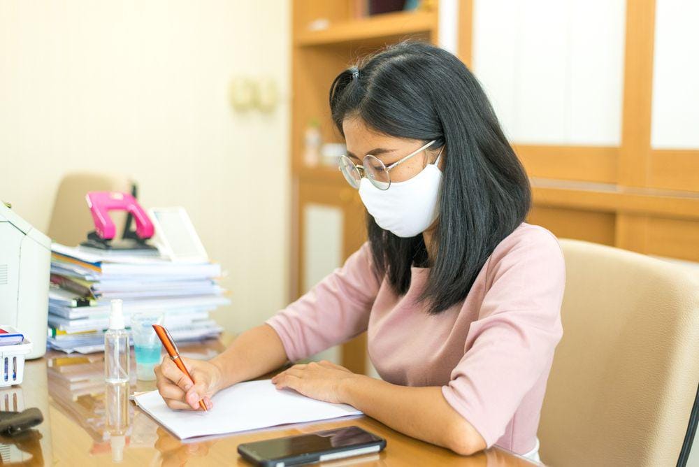 Penggunaan masker saat isolasi. (ShutterStock/JI-Jukrachai)
