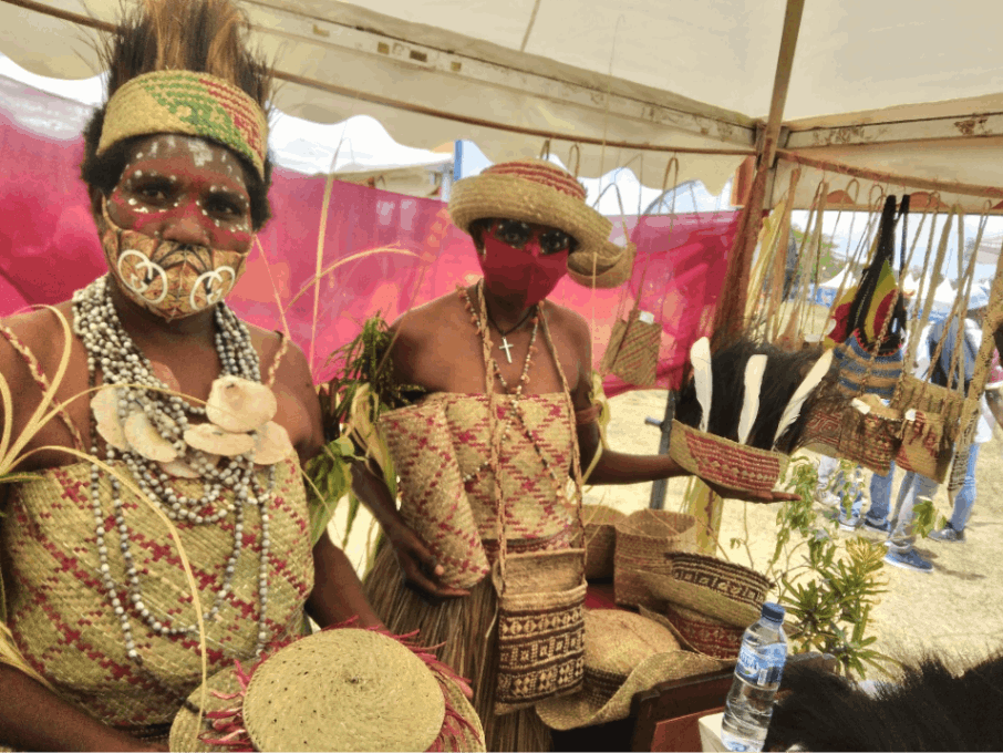 Penjual pernak-pernik khas Papua. (Dok. PON XX)