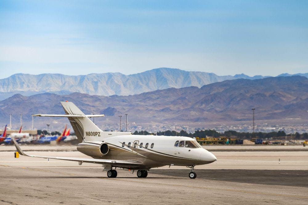 Pesawat Jet Pribadi Sewaan, Hawker 800. (ShutterStock/Ceri Breeze)
