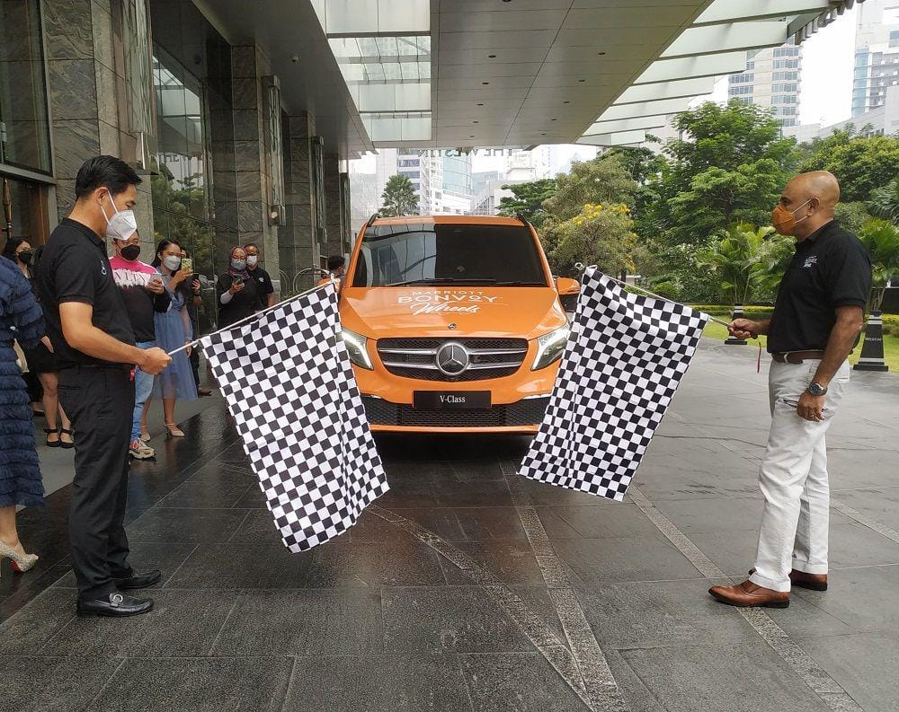Ramesh Jackson dan Choi Duk Jun melepas mobil Mercedez-Benz dalam program Marriot Bonvoy in Wheels (30/9). (FORTUNEIDN)