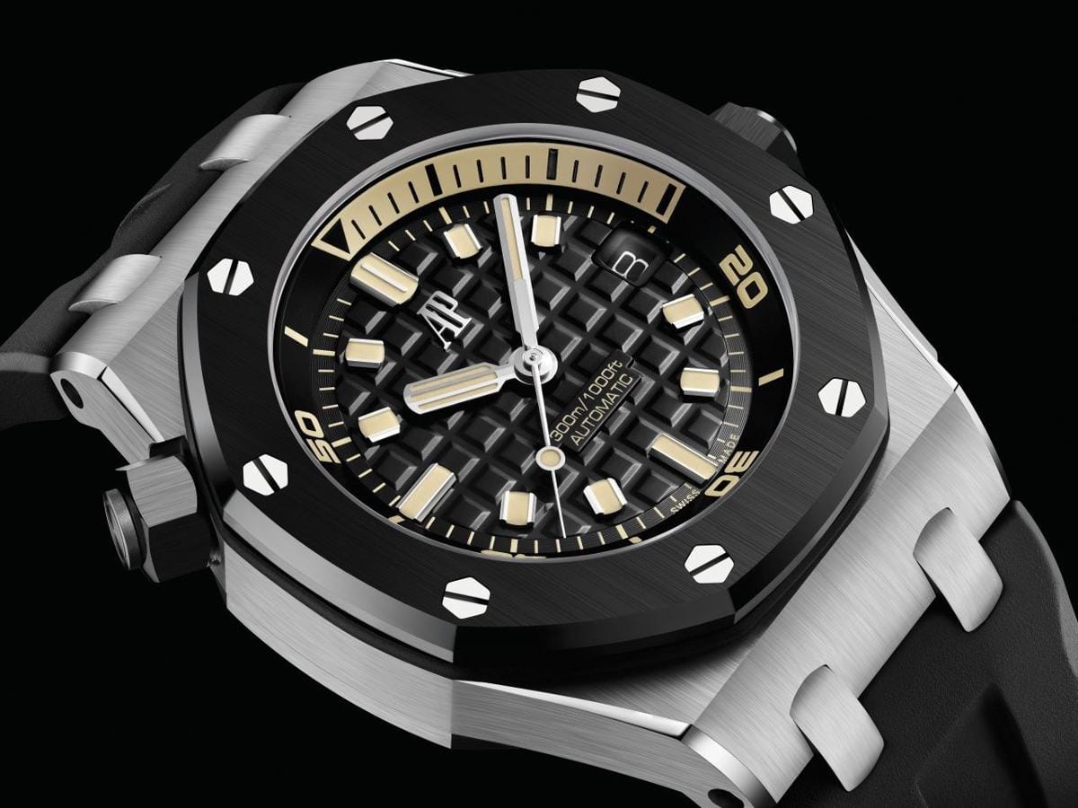 Royal Oak Offshore Diver 42mm menawarkan casing berlapiskan emas putih 18 karat yang disempurnakan dengan bingkai keramik hitam. (dok.AP)