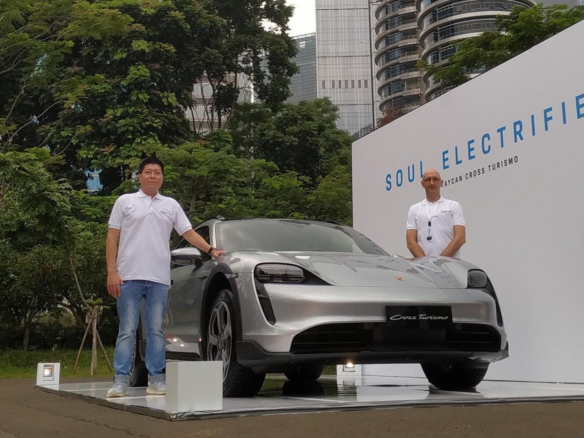 Jason Broome dan Roby Cahyadi saat peluncuran Porsche Taycan Cross Turismo. (FORTUNEIDN)