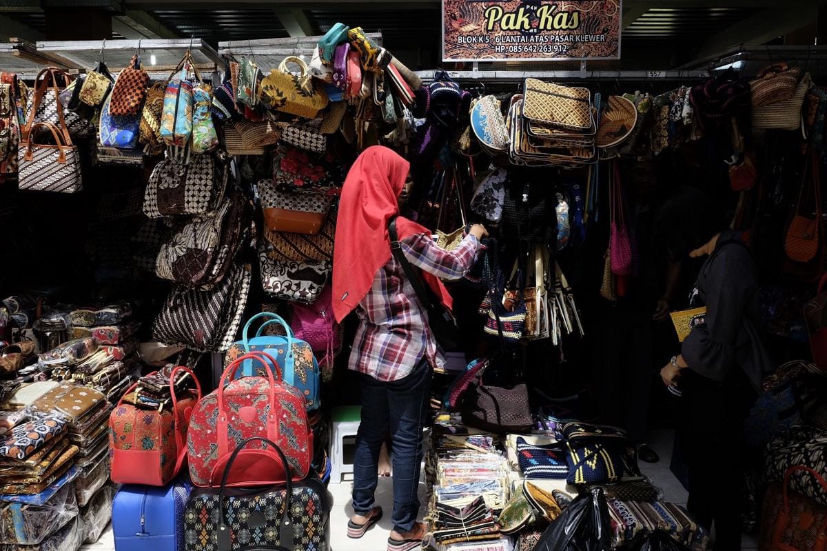 Wisatawan sedang memilih suvenir di Pasar Klewer, Solo. (Shutterstock/Mahardhika Argha)