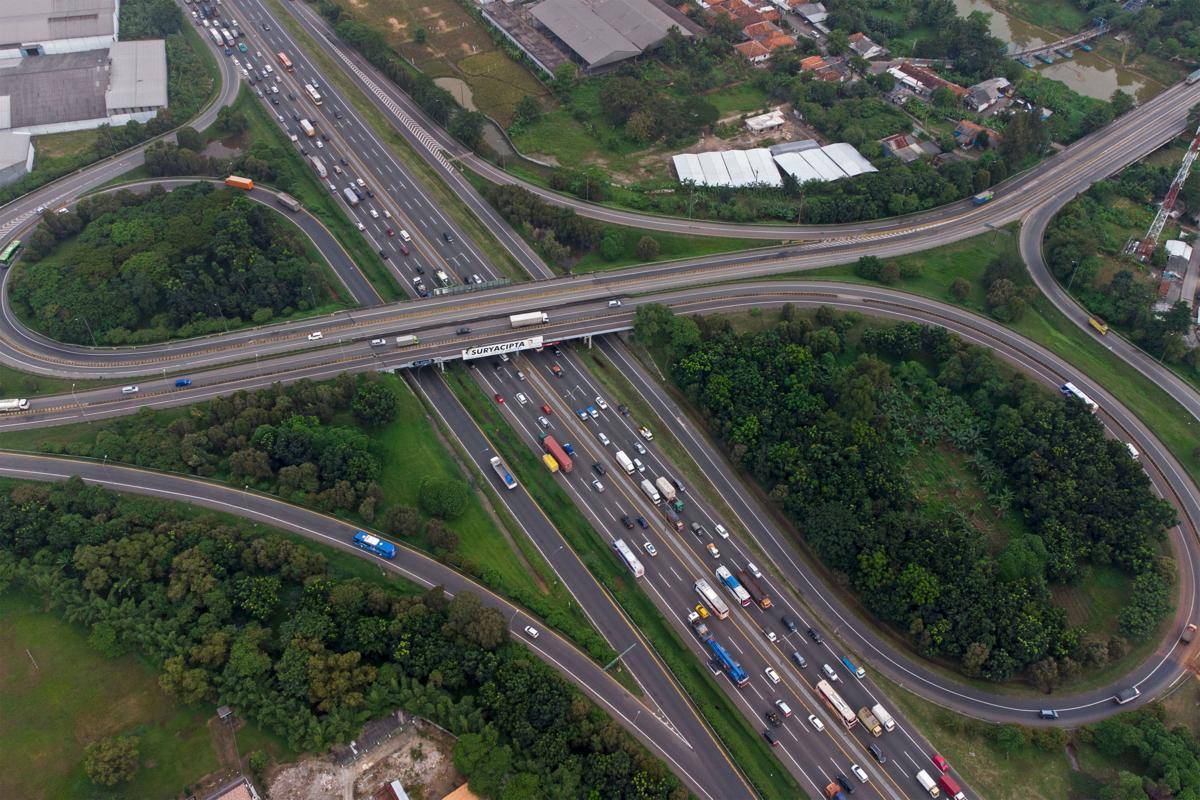 Jalan Tol Jakarta - Cikampek (Japek) KM 44 milik Jasa Marga, Karawang, Jawa Barat, Sabtu (26/2/2022). ANTARA FOTO/M Ibnu Chazar/tom.